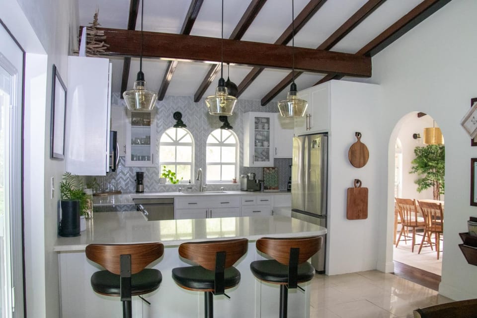 Kitchen or kitchenette, Dining area