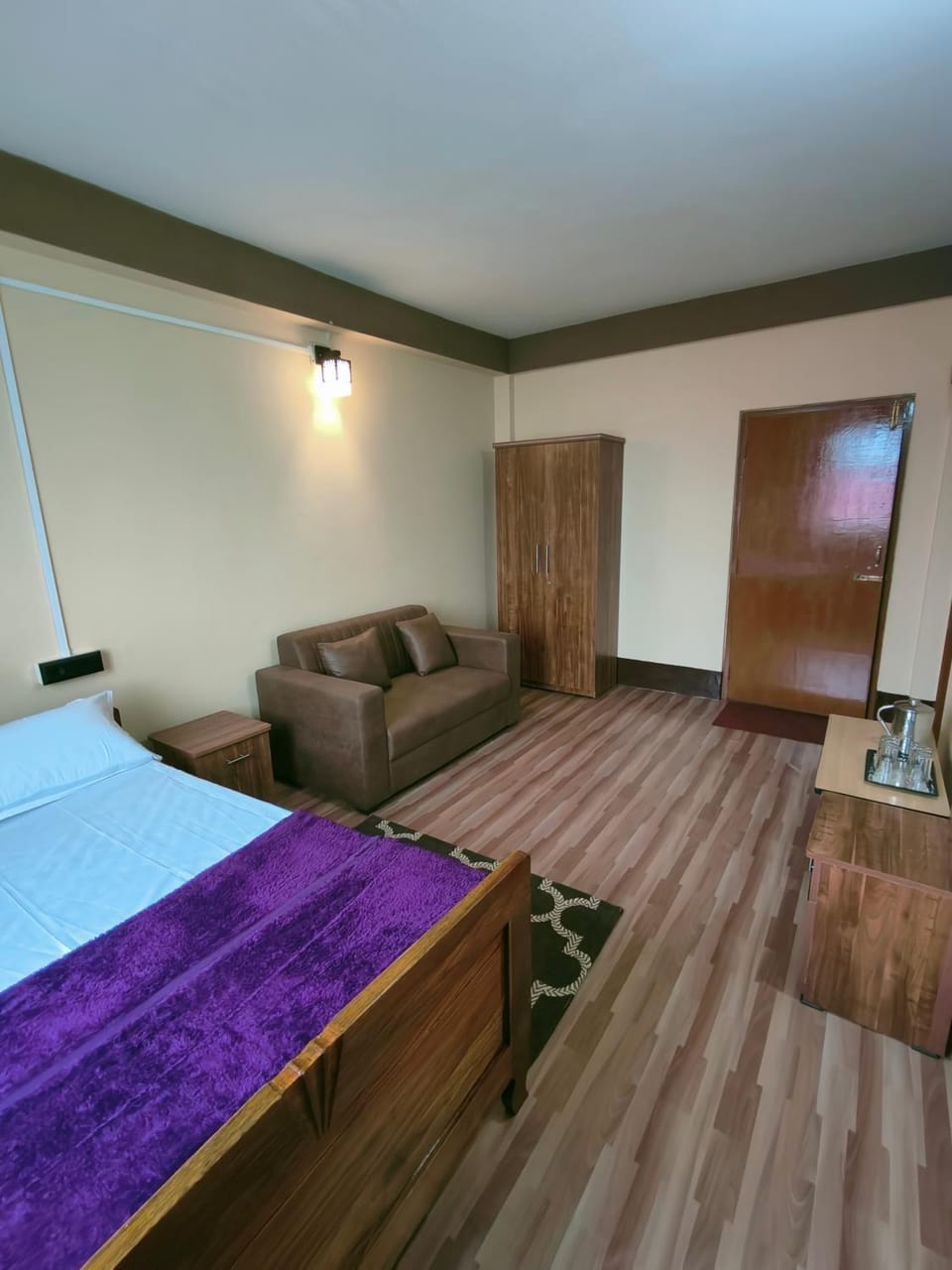 Bed, Living room, Photo of the whole room, Seating area, Bedroom, wardrobe