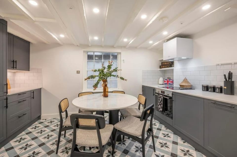 2-Bedroom Harry Potter-Inspired House - Sleeps 6 House in City of Westminster