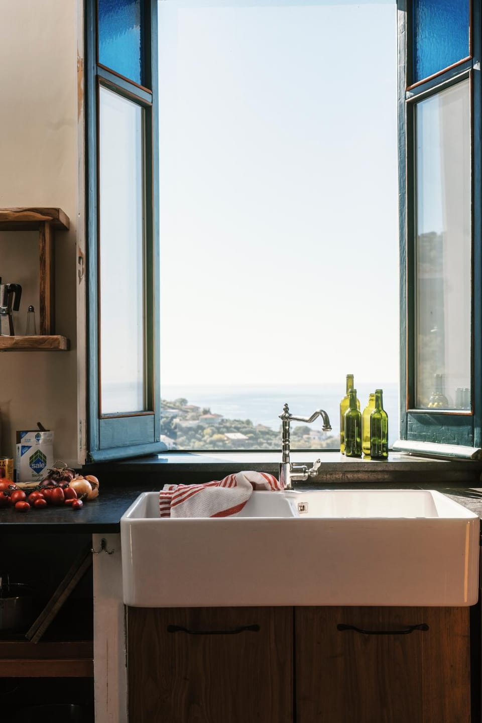 Photo of the whole room, Sea view, kitchen
