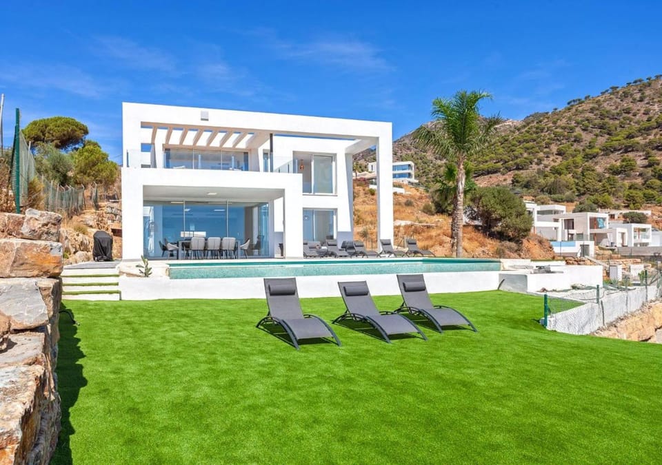 Property building, Day, Natural landscape, Garden, Garden, Balcony/Terrace, Seating area, Garden view, Mountain view, Pool view, Swimming pool, sunbed