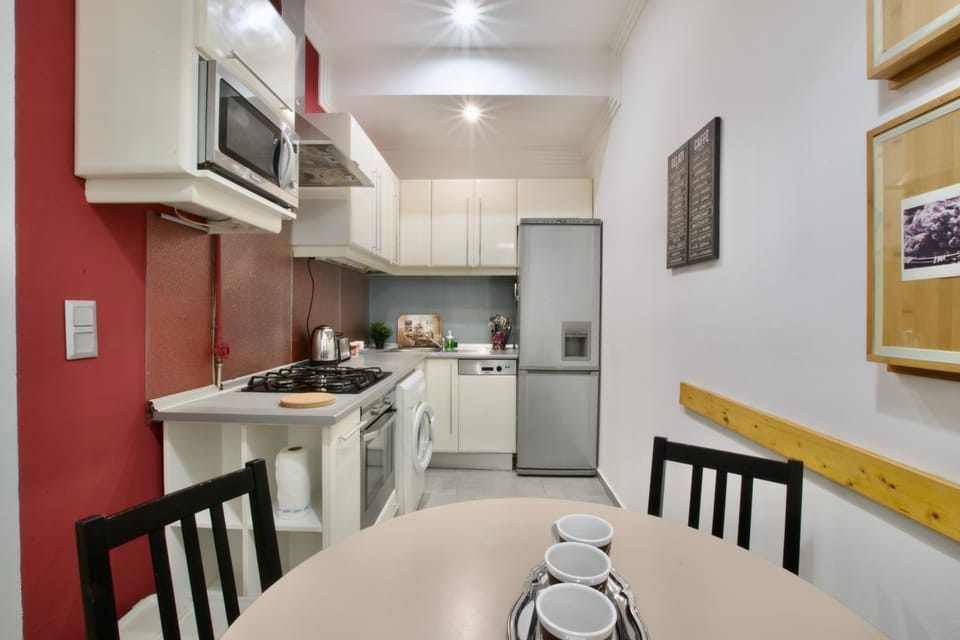Kitchen or kitchenette, Dining area, dishwasher