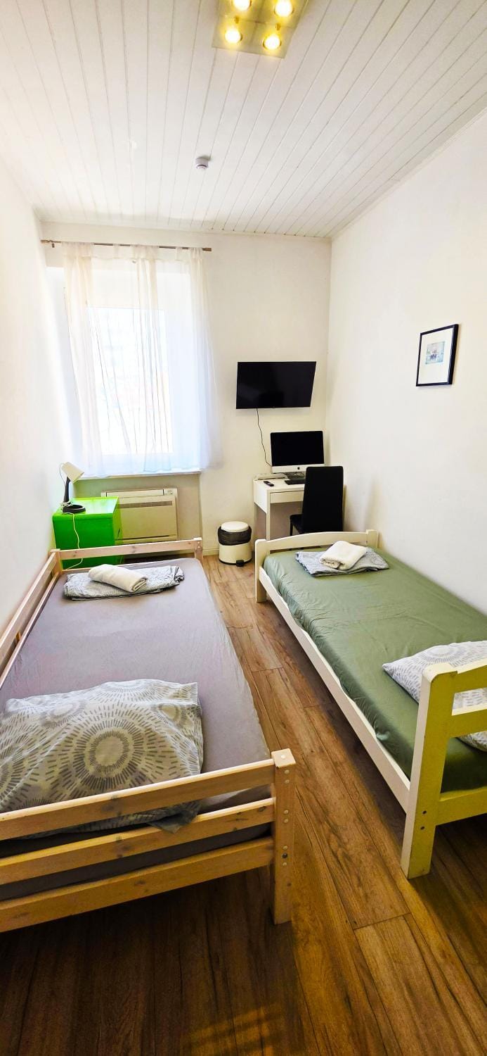 Bed, TV and multimedia, Photo of the whole room, Bedroom