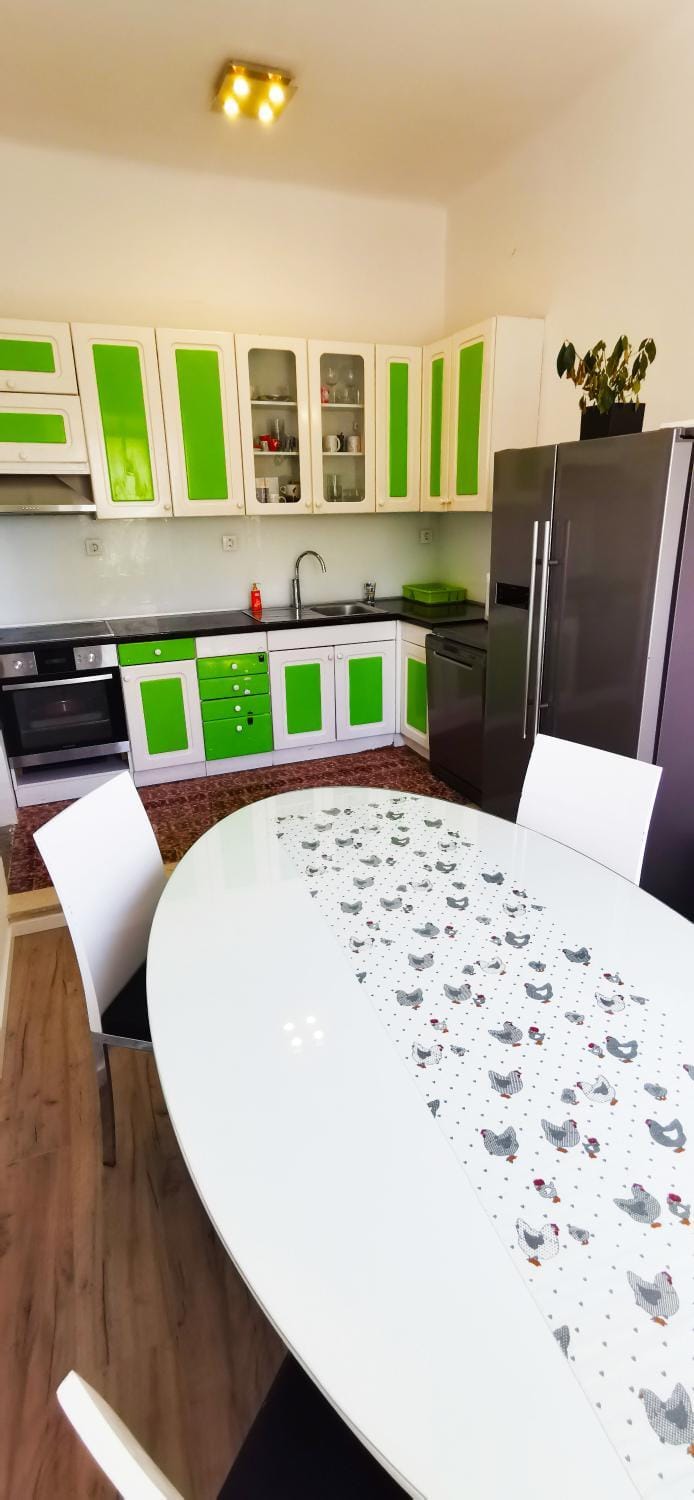 Kitchen or kitchenette, Living room, Seating area, Dining area, oven, stove