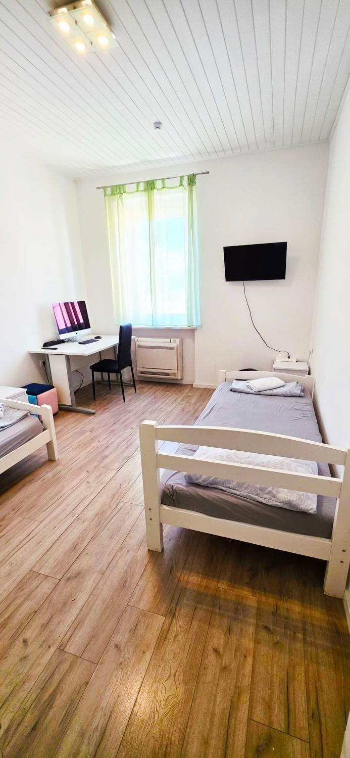 Bed, TV and multimedia, Photo of the whole room, Bedroom