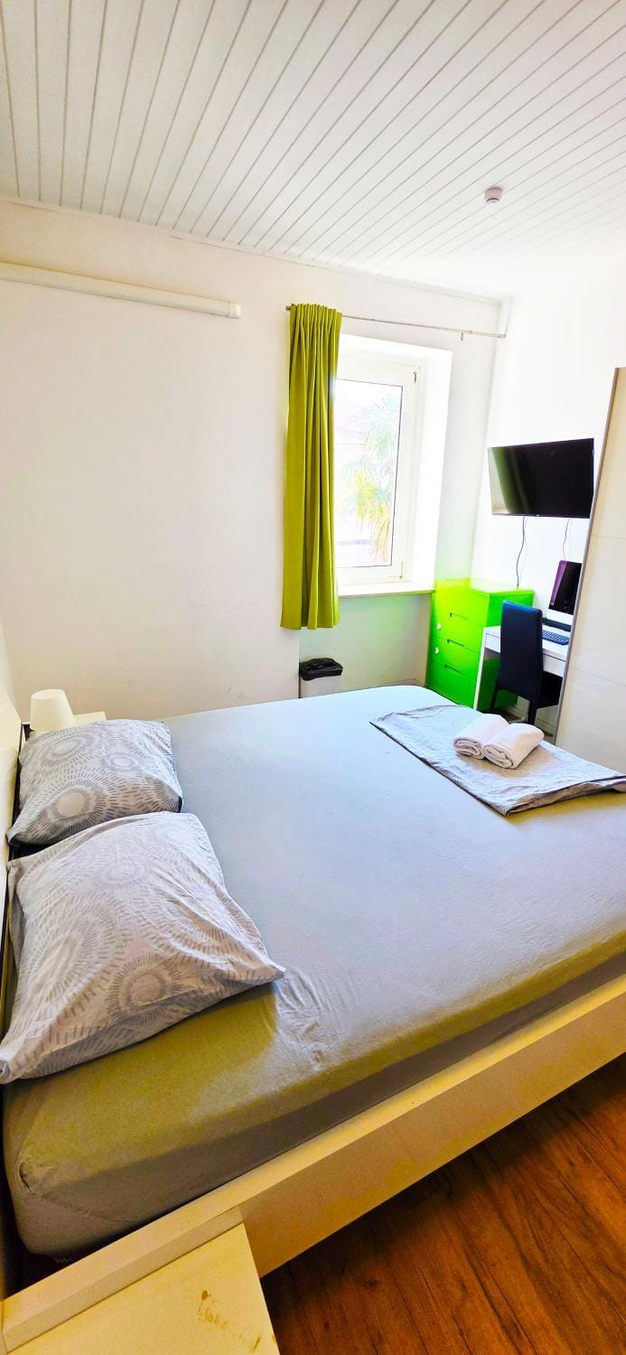 Bed, TV and multimedia, Photo of the whole room, Bedroom