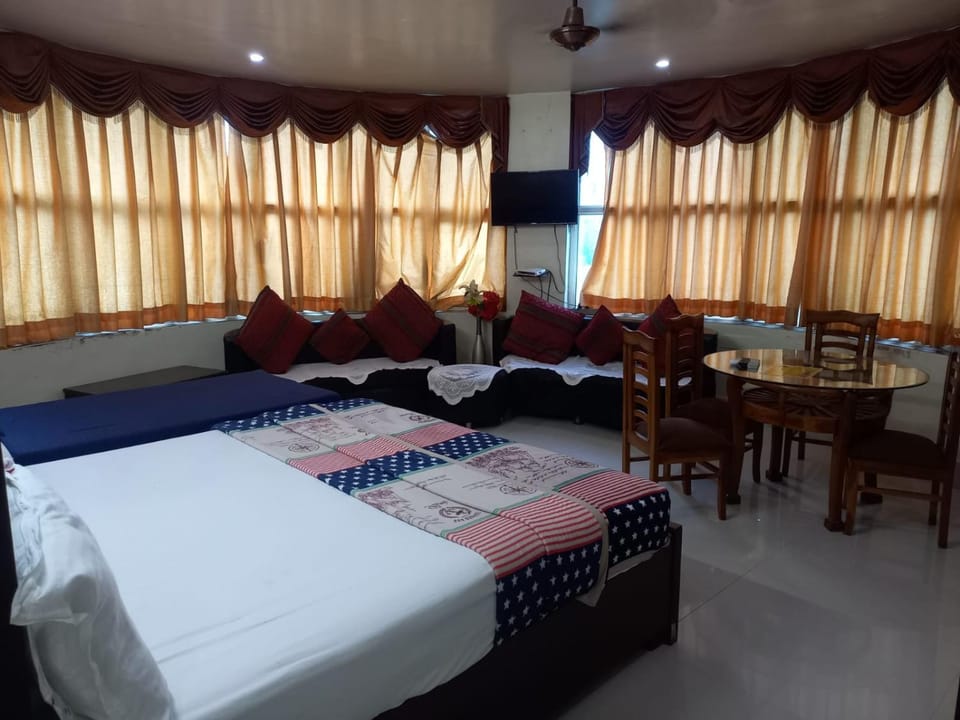 Bed, Photo of the whole room, Seating area, Dining area, Bedroom