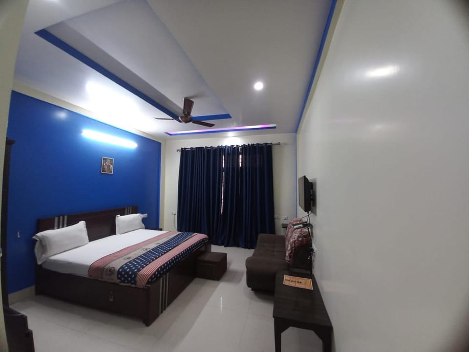Bed, TV and multimedia, Photo of the whole room, Seating area, Bedroom