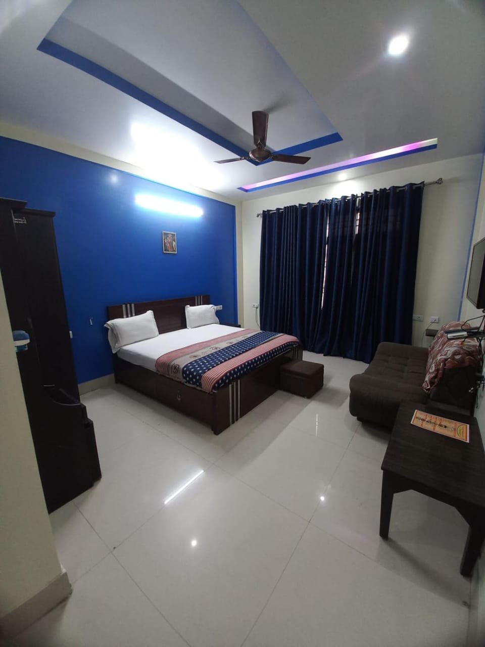 Bed, Photo of the whole room, Seating area, Bedroom
