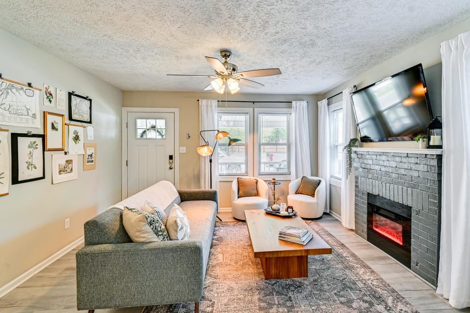 Private Hot Tub & Cold Plunge: Fayetteville Gem! House in Fayetteville