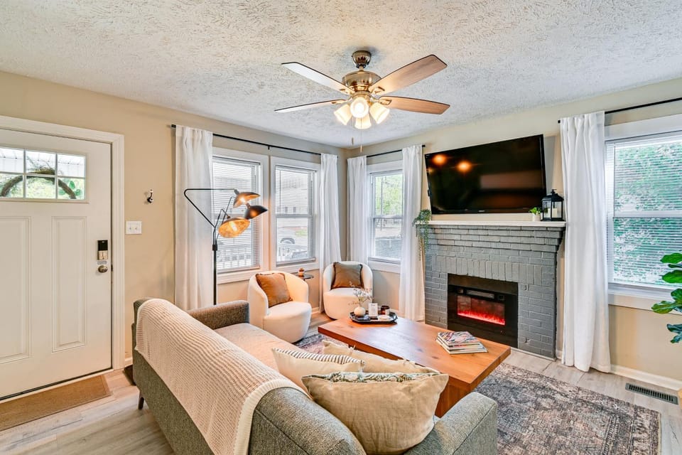 Private Hot Tub & Cold Plunge: Fayetteville Gem! House in Fayetteville