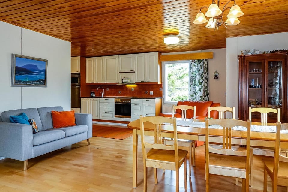 Kitchen or kitchenette, Living room, Seating area, Dining area