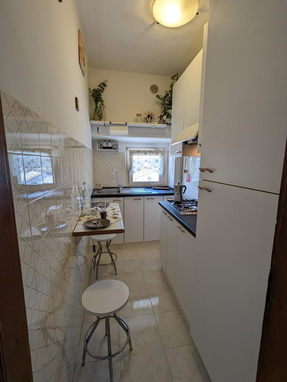 Coffee/tea facilities, Kitchen or kitchenette, Photo of the whole room, Dining area, stove, toaster, kitchen