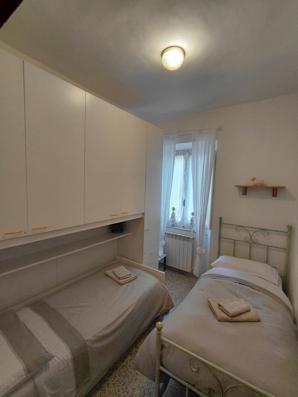 Photo of the whole room, Bedroom, Guests, children, towels