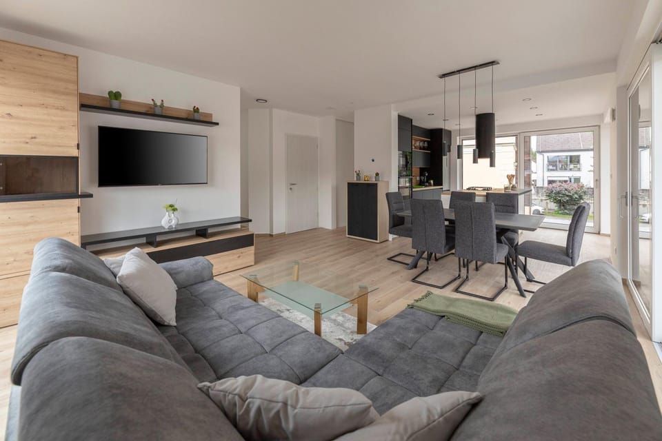 Communal lounge/ TV room, TV and multimedia, Kitchen or kitchenette, Living room, Seating area, Dining area, Evening entertainment