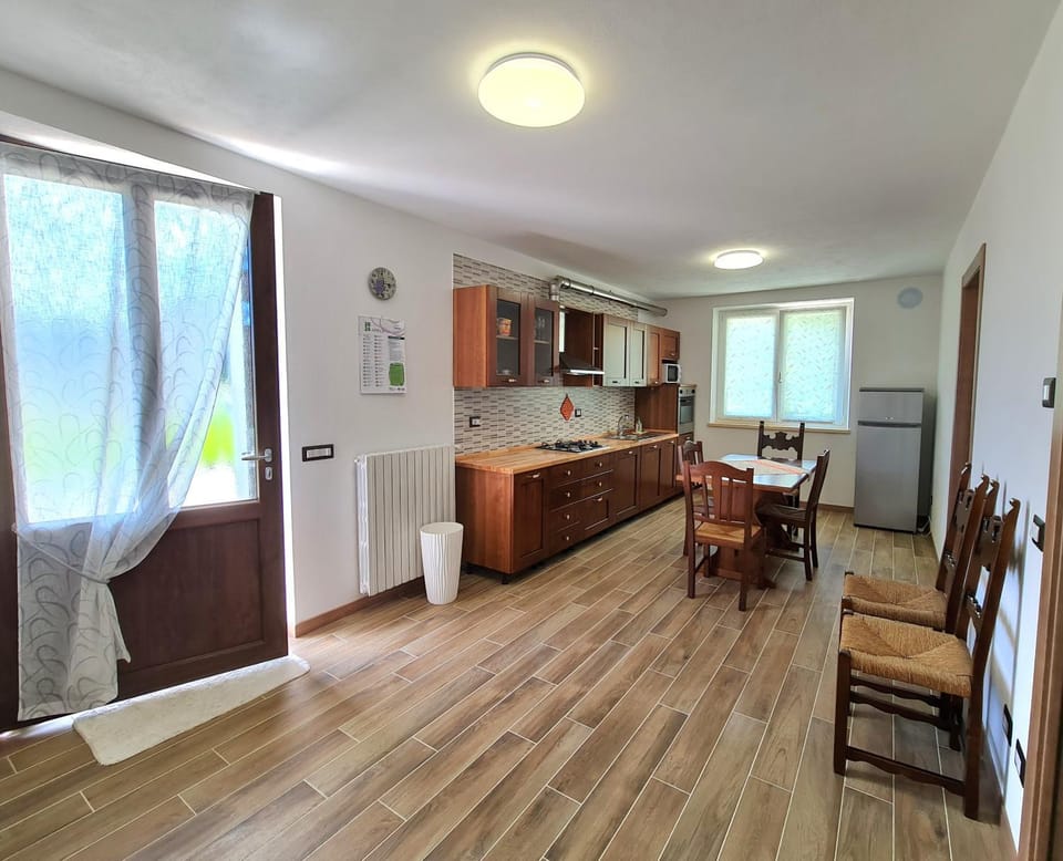Kitchen or kitchenette, Dining area, pet friendly
