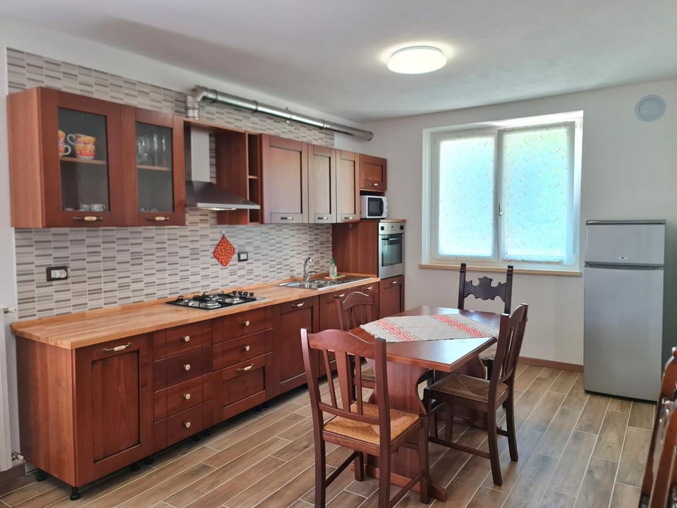 Kitchen or kitchenette, Dining area, stove