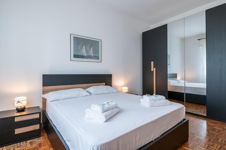 Bed, Photo of the whole room, Bedroom, towels, wardrobe