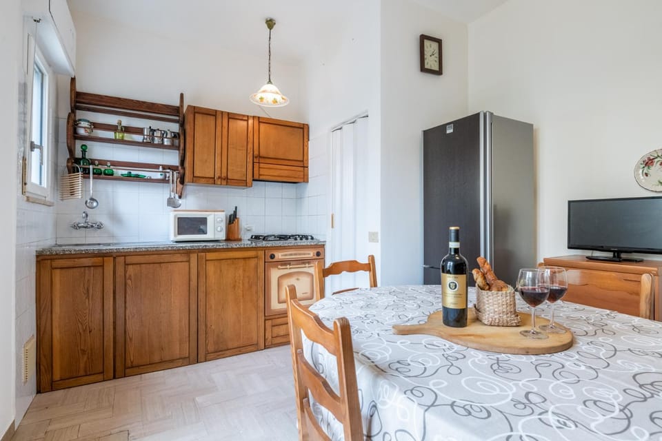 Kitchen or kitchenette, Food and drinks, Dining area, Food, Drinks, oven, stove