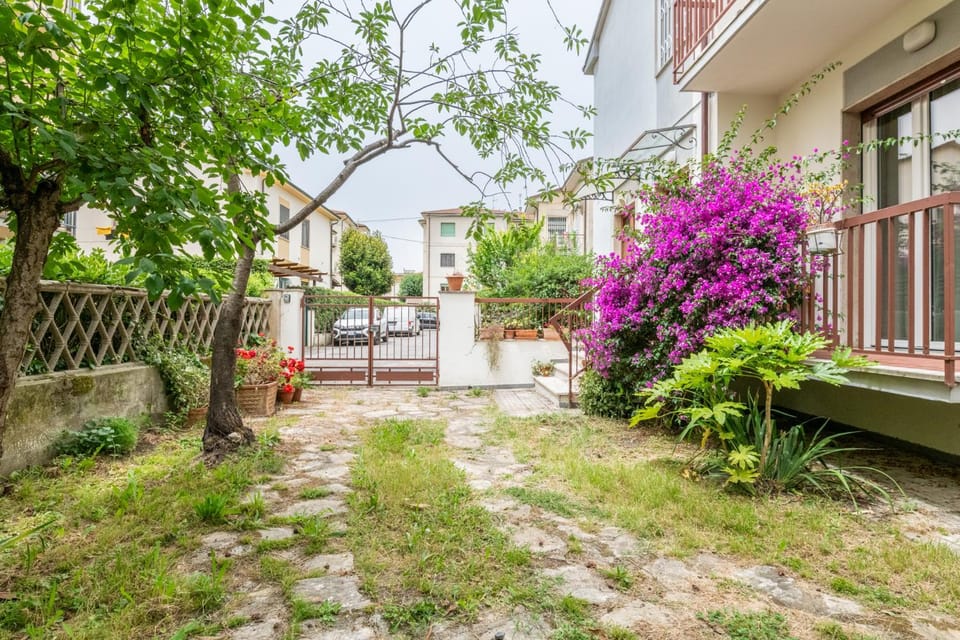 Property building, Day, Garden, Garden, Garden view, Street view