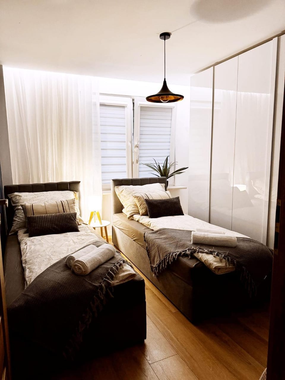 Bed, Photo of the whole room, Seating area, Bedroom
