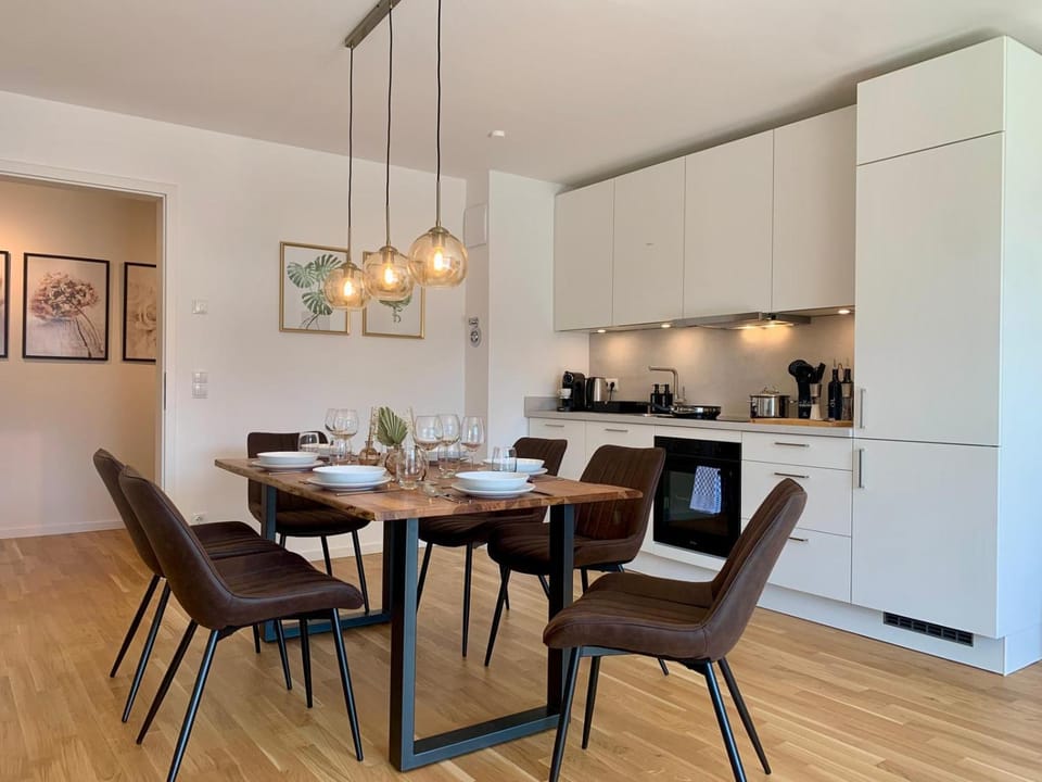 Coffee/tea facilities, Kitchen or kitchenette, Living room, Dining area, oven, stove