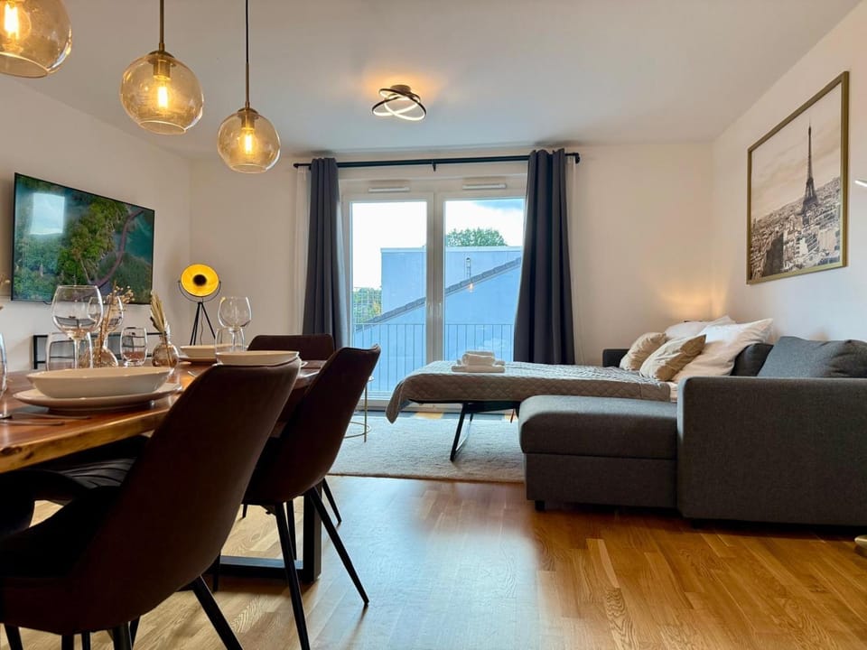 Bed, TV and multimedia, Living room, Dining area, Bedroom