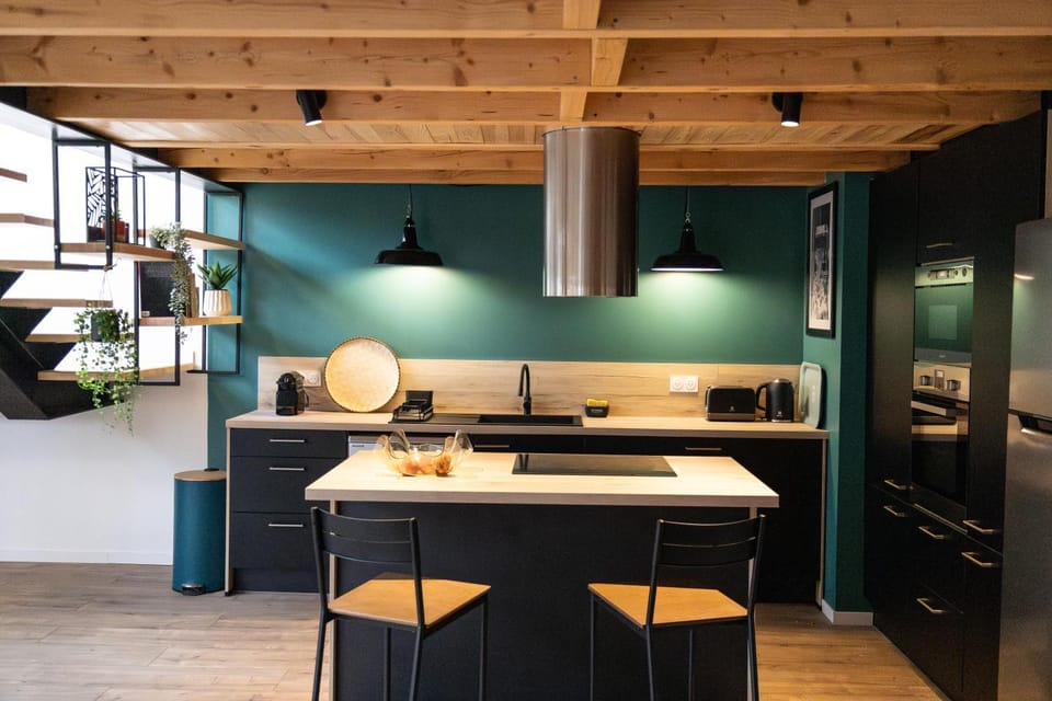 Kitchen or kitchenette, Dining area, stove