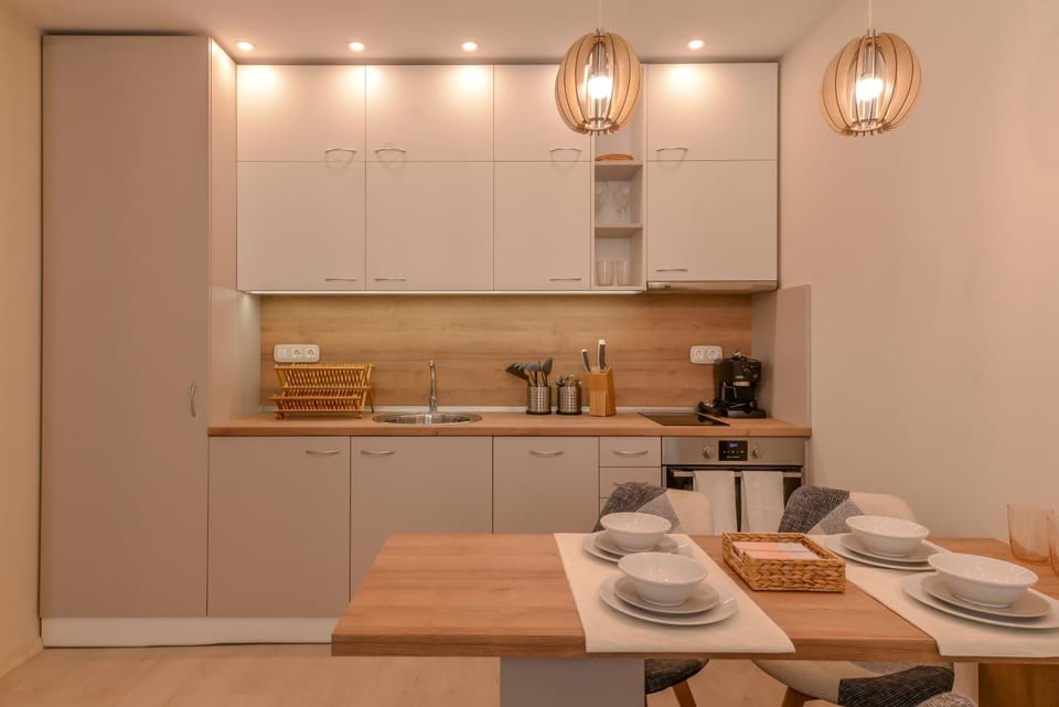 Kitchen or kitchenette, Dining area, minibar, stove