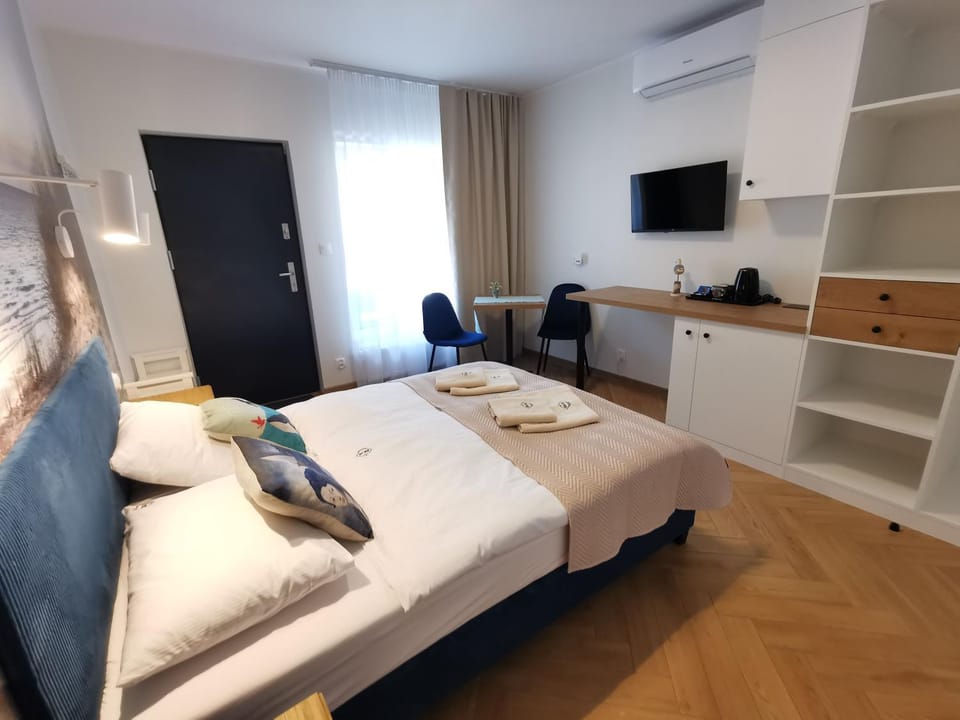 Bed, Photo of the whole room, Bedroom, towels, wardrobe