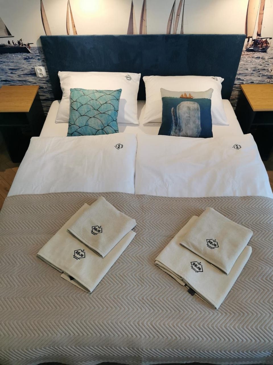 Bed, Photo of the whole room, towels