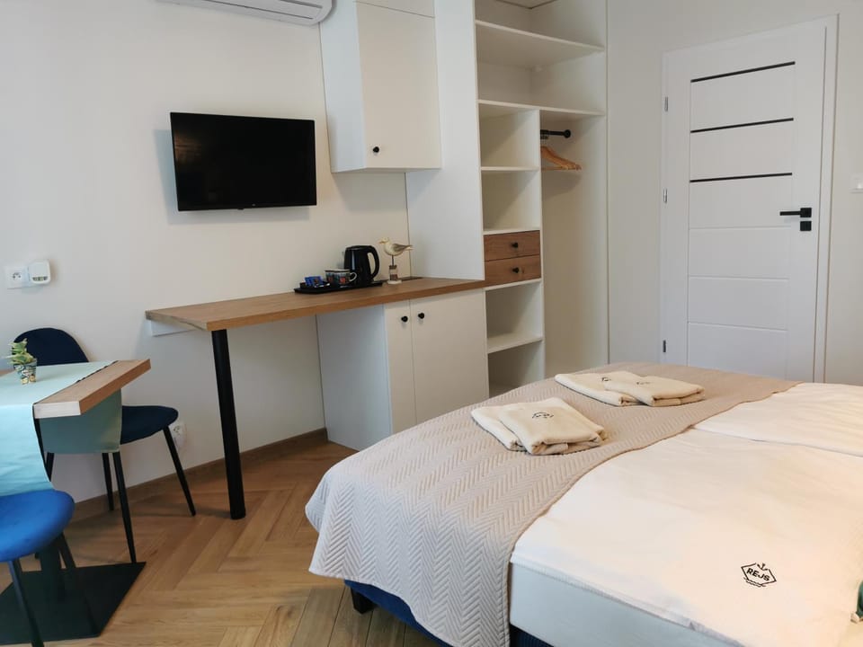 Bed, TV and multimedia, Photo of the whole room, towels, wardrobe