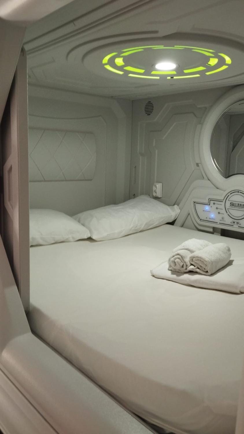 min hostel reverencia Capsule hotel in Madrid