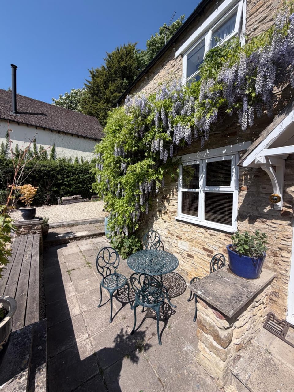 Property building, Patio, Spring, Day, Garden, Dining area, Garden view