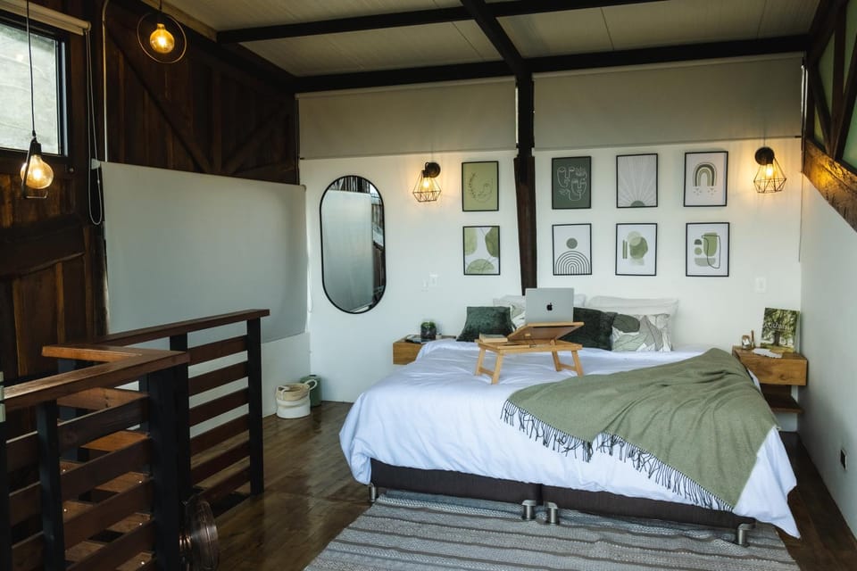 Refined cabin, panoramic views, steps from Jericó Cabin in Antioquia