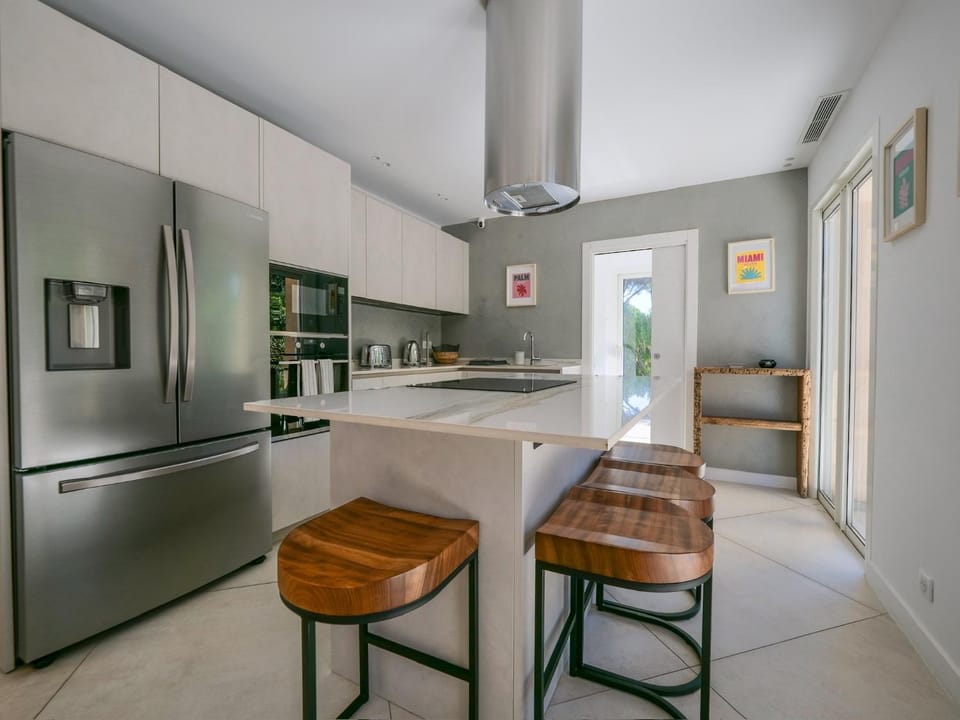 Kitchen or kitchenette, dishwasher, oven