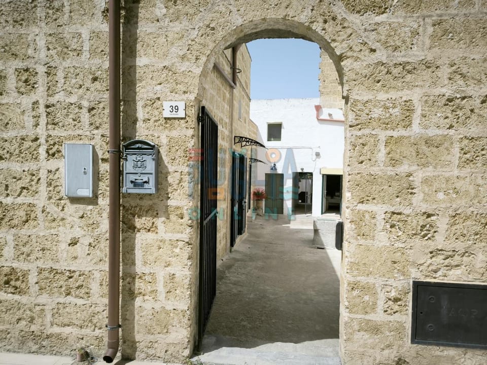 Facade/entrance, Day, Street view, Location