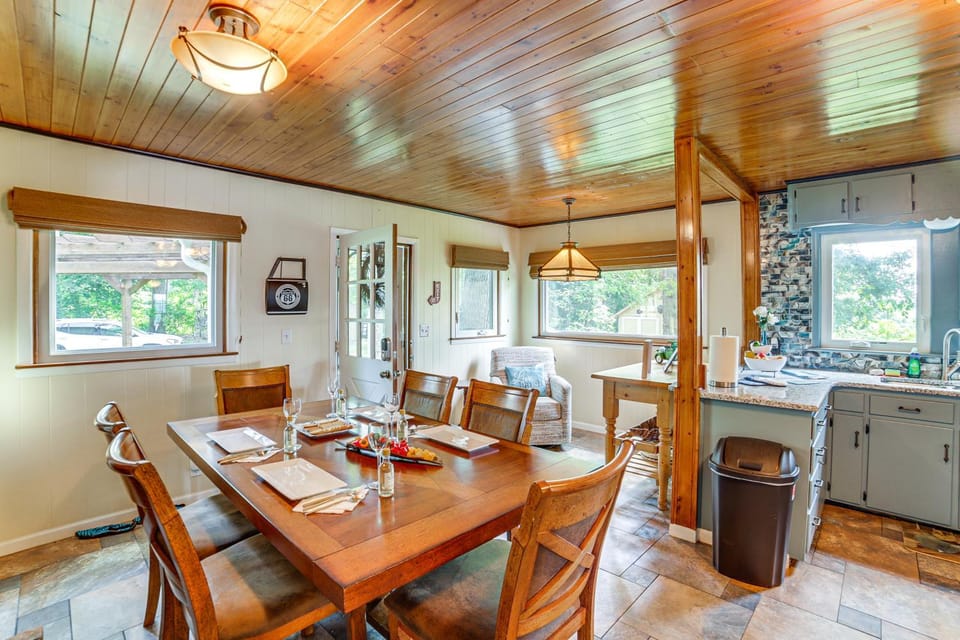 Group Retreat on Wolf Lake! Paddle, Fish and BBQ House in Ohio