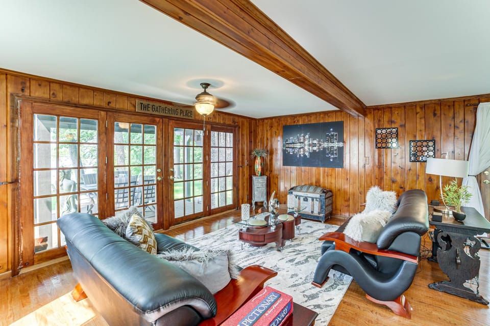 Group Retreat on Wolf Lake! Paddle, Fish and BBQ House in Ohio