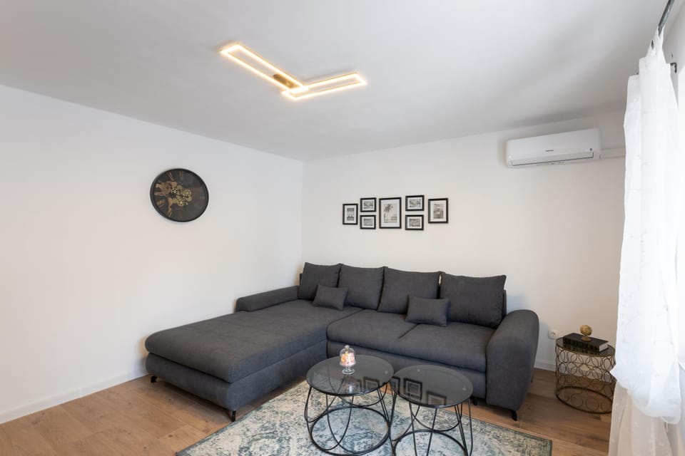 Living room, Seating area, air conditioner