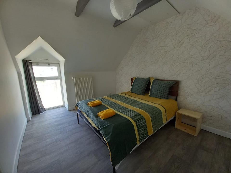Photo of the whole room, Bedroom