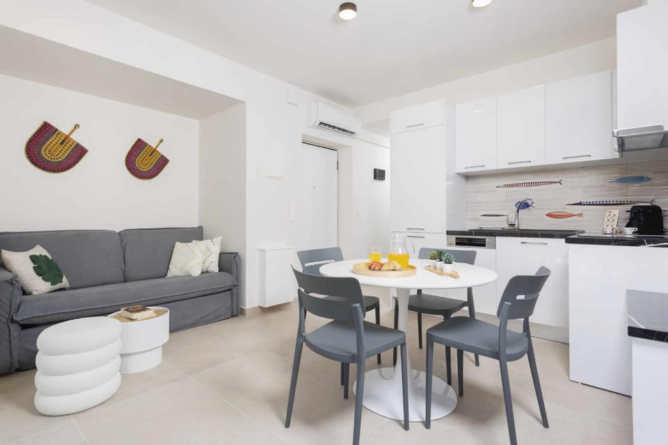 Bed, Living room, Seating area, Dining area, kitchen, air conditioner