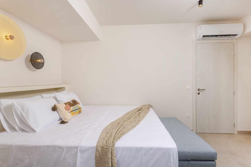 Photo of the whole room, Bedroom, air conditioner