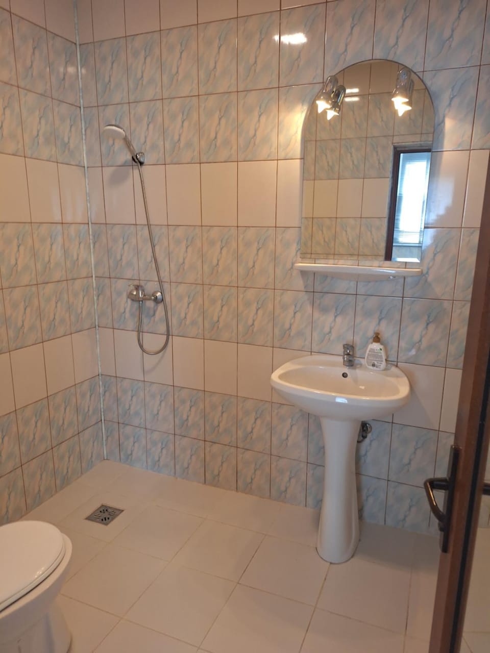 Casa inflorita garsoniere etaj Bed and Breakfast in Eforie Nord
