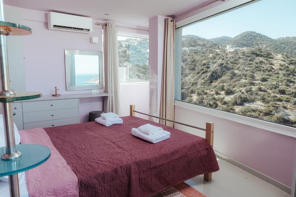 Bed, Natural landscape, Photo of the whole room, Bedroom, Mountain view
