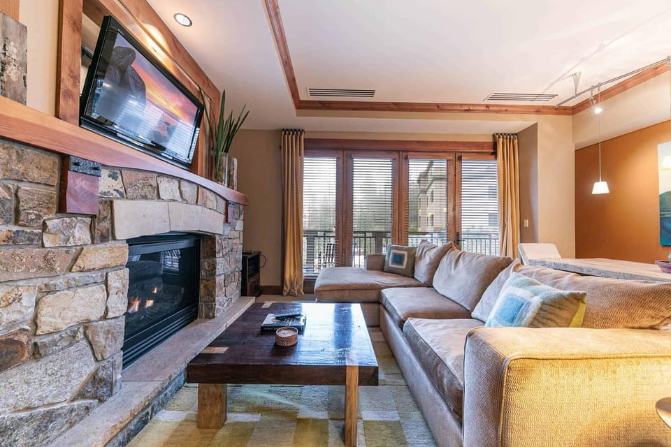 Catamount Lodge 305B by East West Hospitality Apartment in Northstar Drive