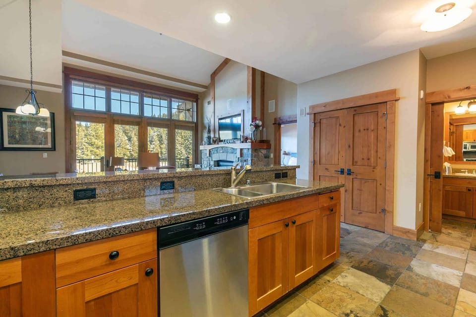 Catamount Lodge 401 by East West Hospitality Apartment in Northstar Drive