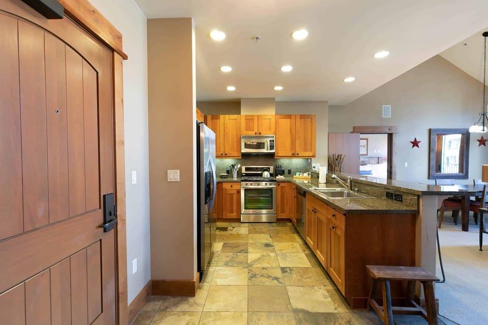 Catamount Lodge 401B by East West Hospitality Apartment in Northstar Drive