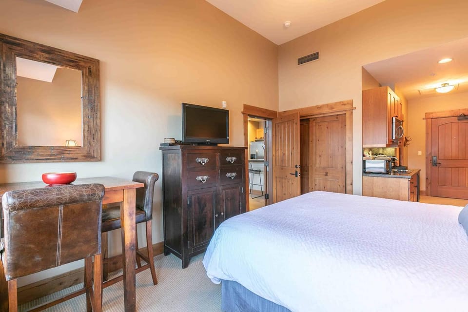 Catamount Lodge 401A by East West Hospitality Apartment in Northstar Drive