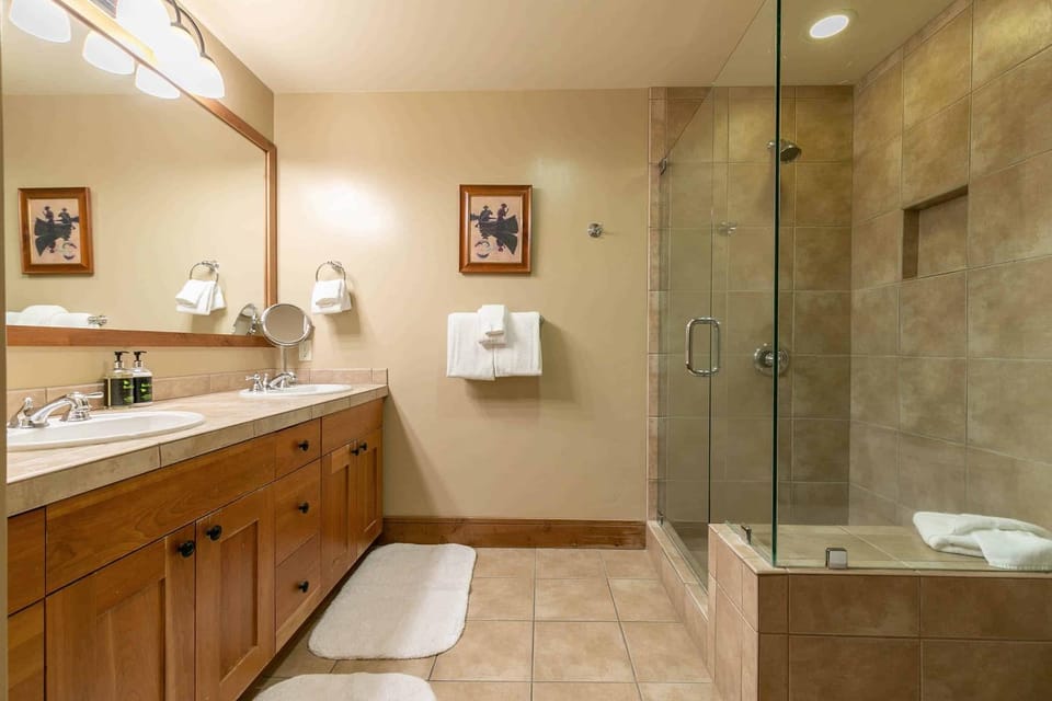 Catamount Lodge 401A by East West Hospitality Apartment in Northstar Drive